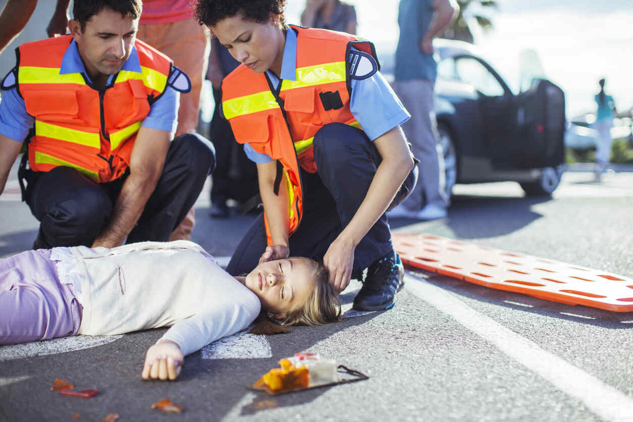 child injured by car accident and 2 doctors are helping to reach hospital